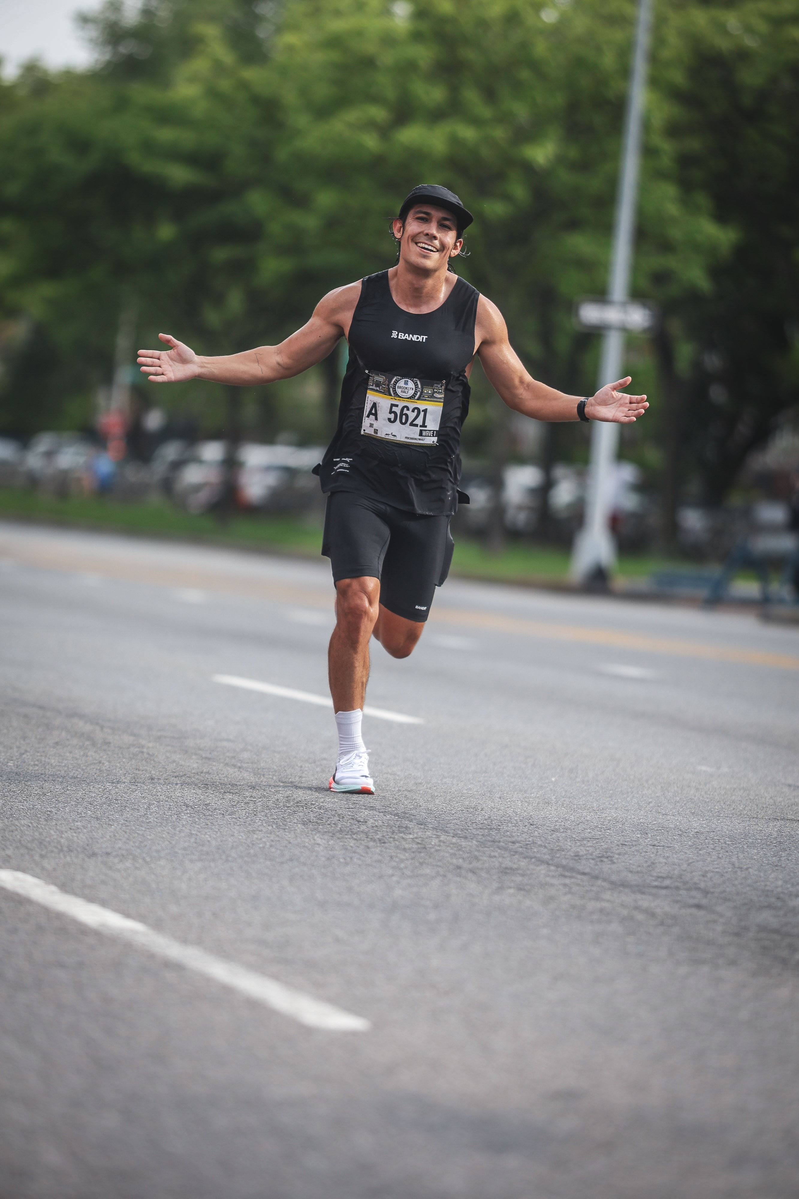 Carlos Magaña corriendo con camiseta blanca